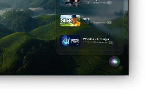 Uma TV de tela plana mostra uma lista de filmes e séries do Apple TV+.