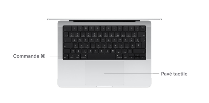 Vue en plongée d’un MacBook Air à puce M4, montrant la touche Commande et le pavé tactile.