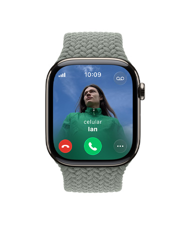 Apple Watch Series 11, natural, caja de titanio, llamada entrante, foto de contacto, botones de aceptar y rechazar llamada, parte lateral derecha, Digital Crown, correa, uniloop trenzada gris verdoso