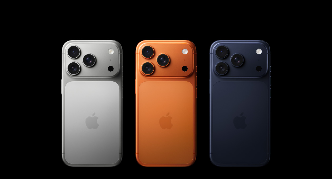iPhone 17 Pro, parte trasera, los tres acabados: color plata, naranja cósmico y azul profundo, sistema de cámaras Pro en la esquina superior izquierda, 3 lentes, micrófono, flash, logo de Apple en el centro