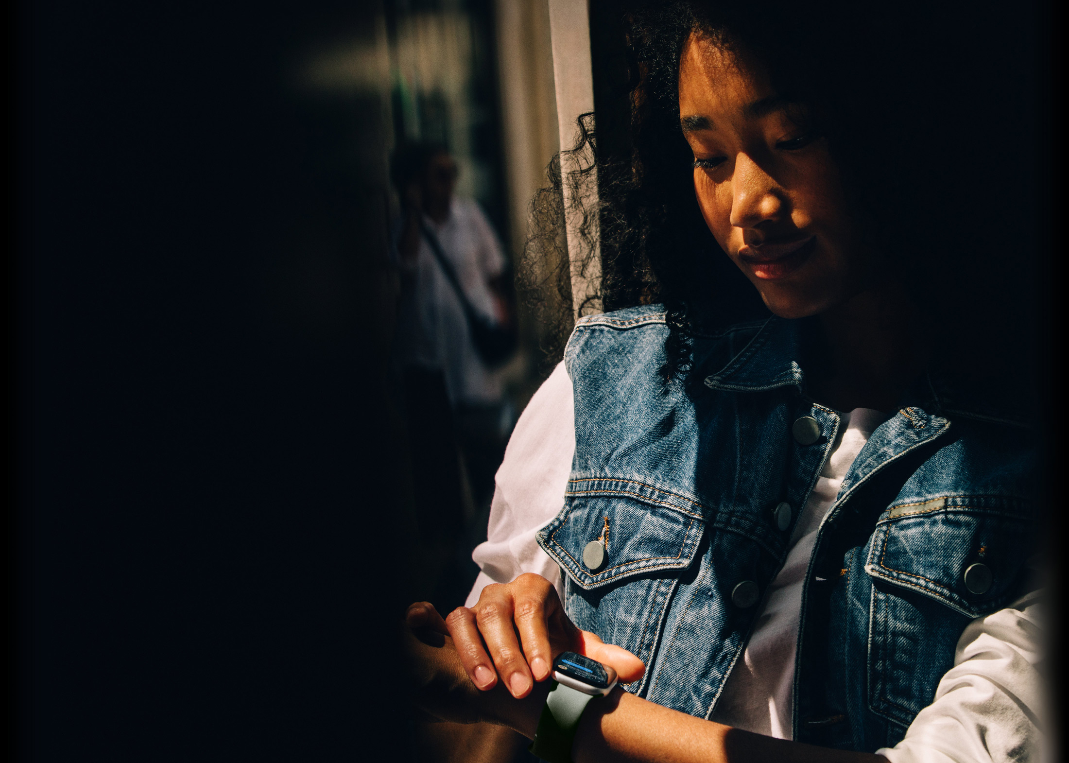 Eine Person checkt Nachrichten auf ihrer Apple Watch Series 11