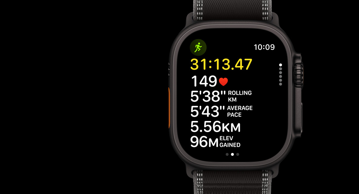 Apple Watch Ultra 3, musta värvi, titaanist korpusega, Workout rakendusega, välijooks, vasaku külje välimus, Action-nupp, parema külje välimus, Digital Crown, külgnupp, rihm, Trail Loop rihm, must/söehall värv