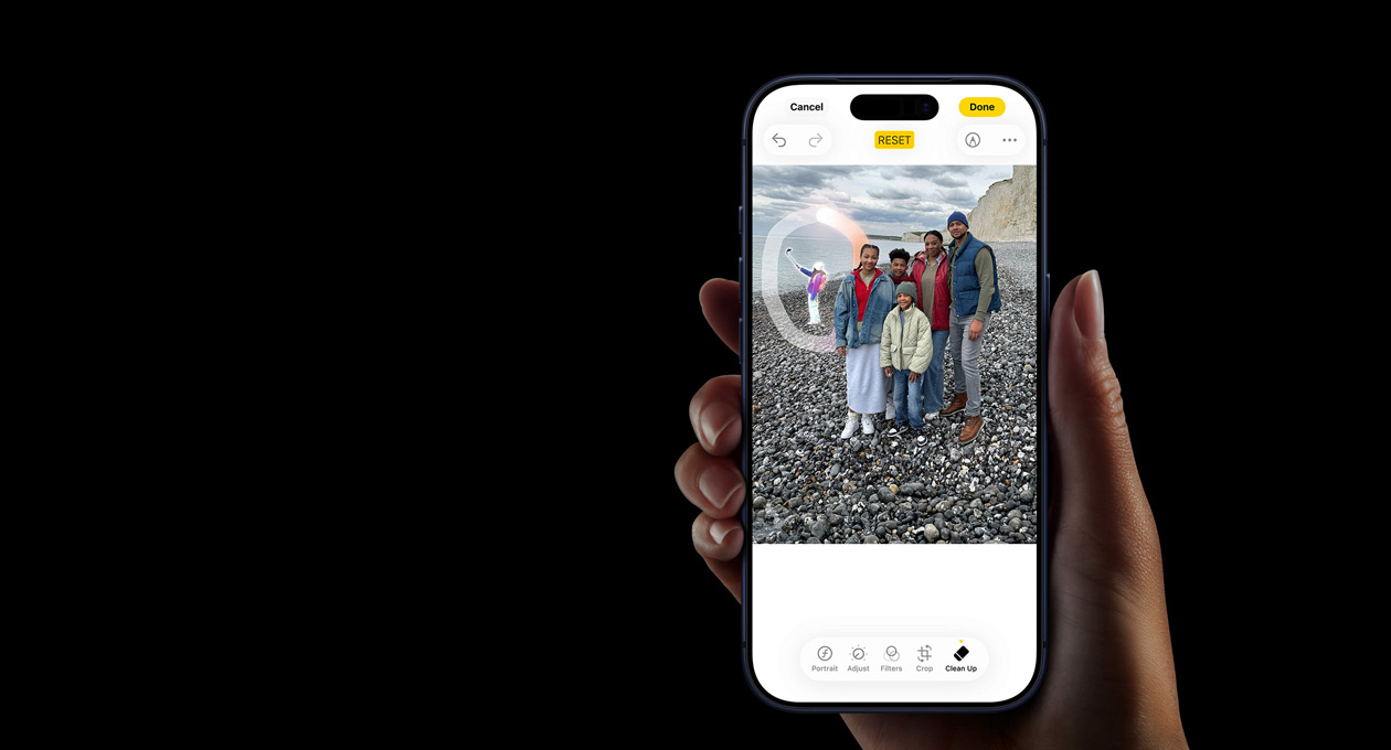 Eine Hand hält ein iPhone 17 Pro, um das Apple Intelligence Feature Live Übersetzung während eines Anrufs mit aktivierter Freisprechfunktion zu demonstrieren.