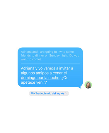 Live Translation in Messages with the text message “Adriana and I are going to invite some friends to dinner on Sunday night. Do you want to come?” automatically translated from Spanish