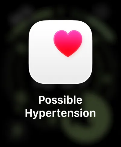 Apple Watch Ultra 3,採用原色鈦金屬錶殼,配以藍色配亮藍色越野手環;螢幕顯示可能高血壓通知,白色方形圖像內有一個粉紅色心形圖案