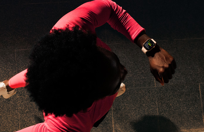 ランニングをしながらApple Watch Series 11のワークアウトアプリで進み具合をチェックしている人物