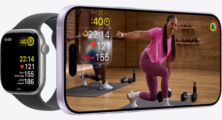 تطبيق +Apple Fitness على iPhone يعرض تمريناً مع قياسات تمرين متزامنة معروضة على Apple Watch.