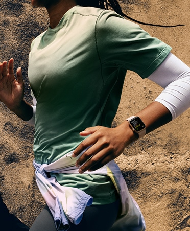 Workout Buddy ترسل رسالة إلى عدّاءة يتتبّع التمرين باستخدام Apple Watch SE 3