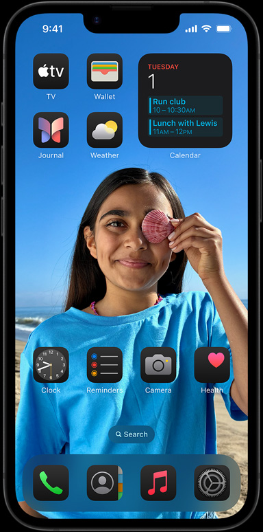 iPhone 16e 周圍有多款 app,例如 Apple 郵件、WhatsApp、Safari、Apple 地圖、Apple Music、相片、備忘錄和家居 app