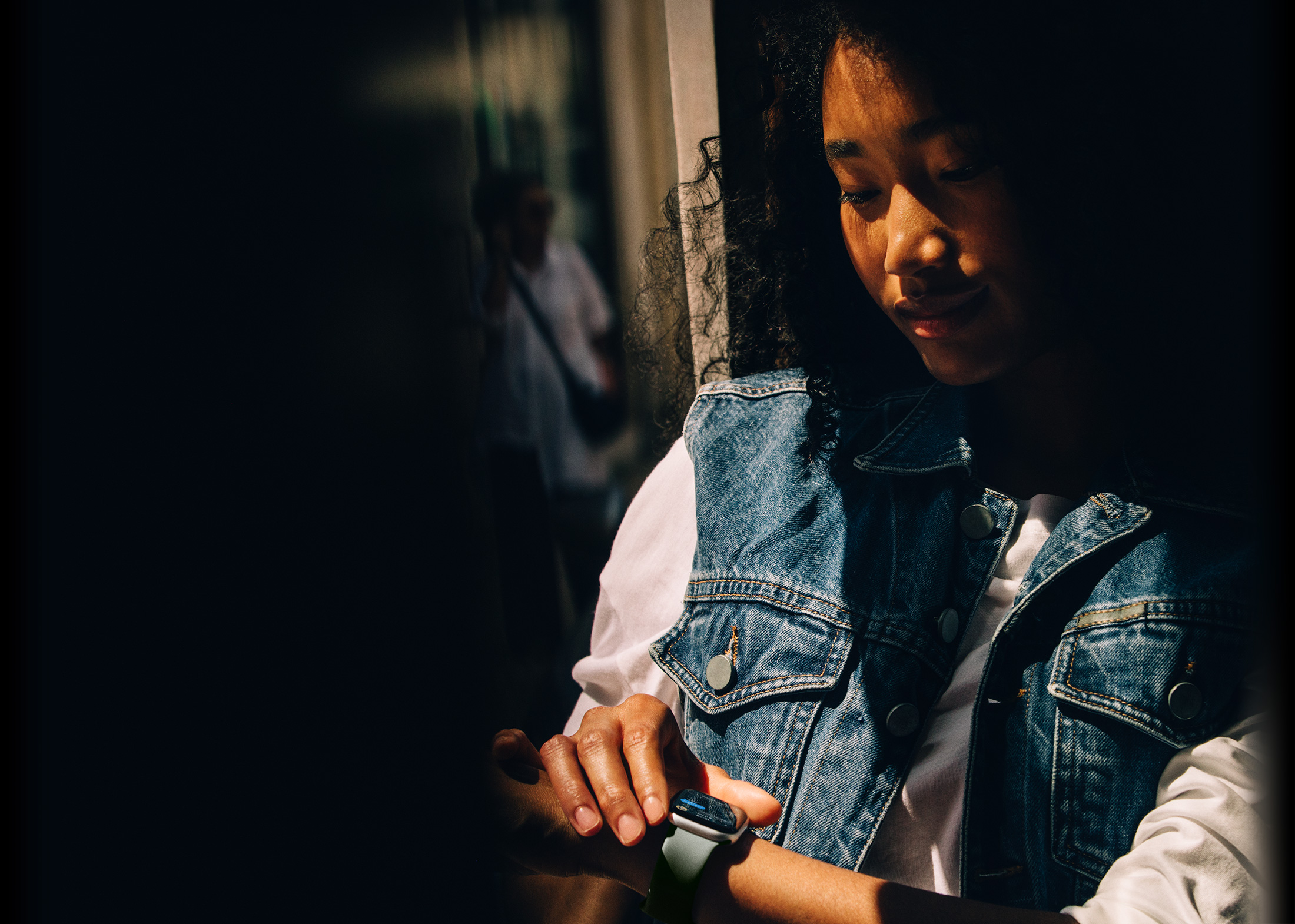 ผู้ใช้อ่านข้อความบน Apple Watch Series 11