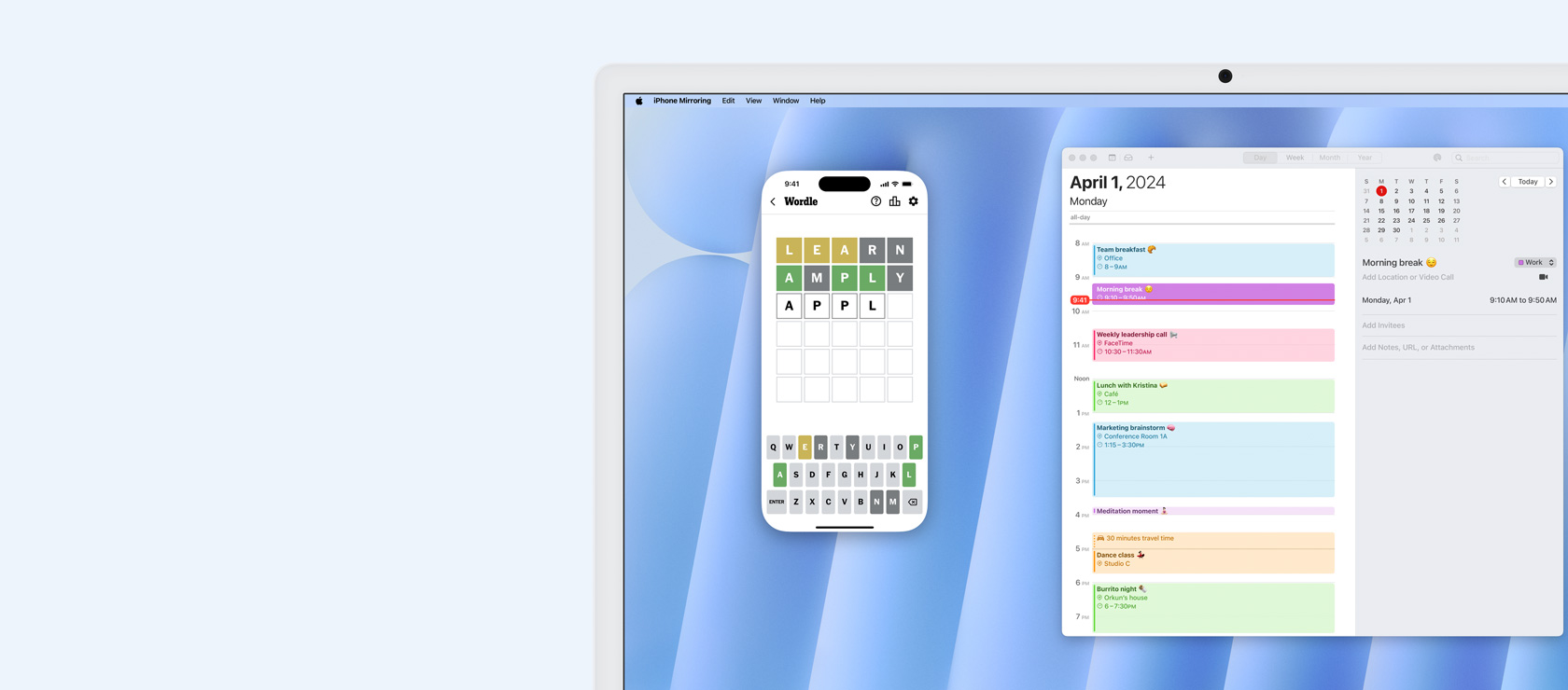 iPhone 螢幕鏡像輸出功能示範。iPhone 螢幕顯示的 Wordle 遊戲畫面被鏡像輸出到 iMac 上,並可直接在 iMac 上進行操控,一旁還有打開著的行事曆 app。