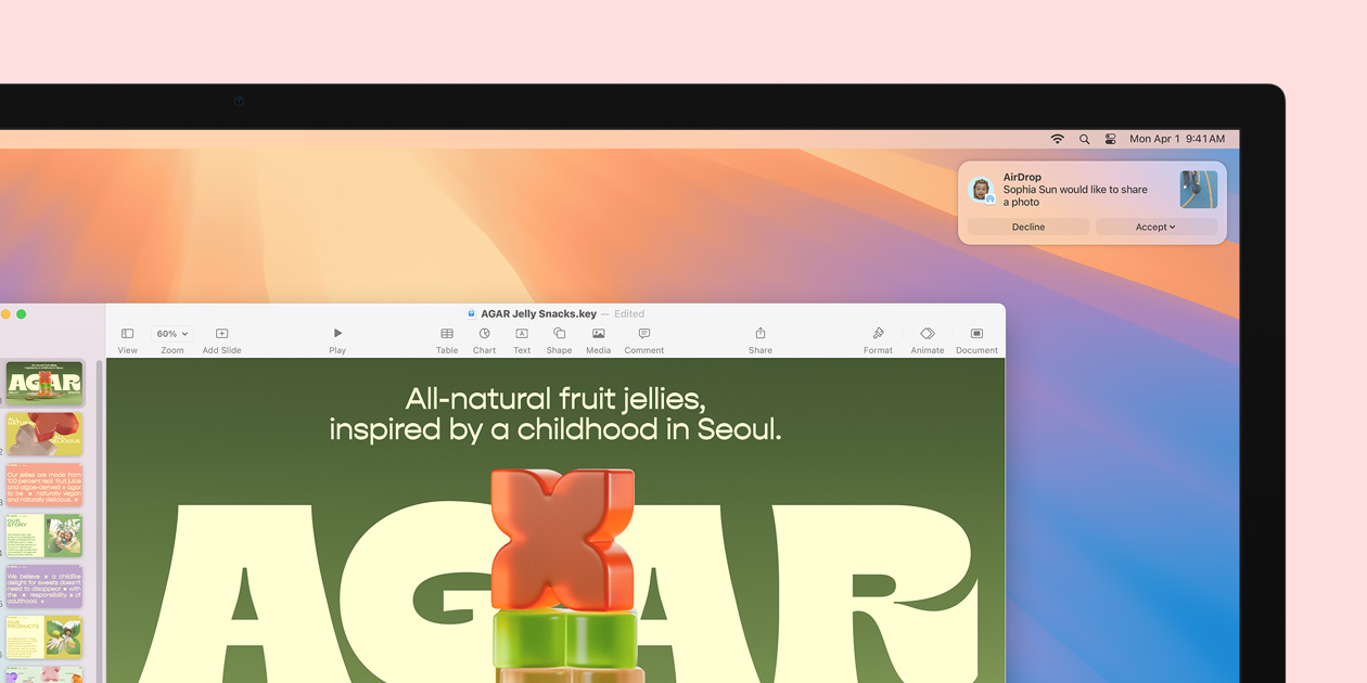 顯示器螢幕的特寫,展示 AirDrop 功能以無線方式接收照片