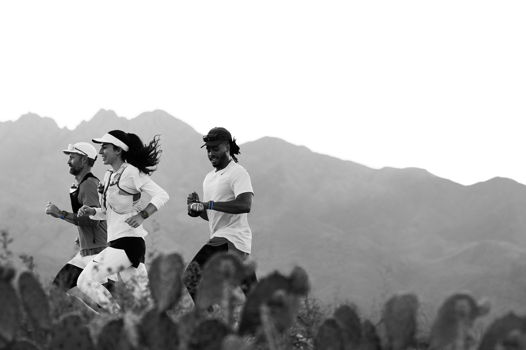 Бігуни на пустельній трасі відстежують свої тренування на Apple Watch Ultra 3