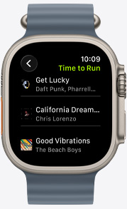 Ein Apple Watch Display zeigt eine Fitness+ Playlist mit Songs von The Weeknd, Skrillex, Justin Bieber und Shawn Mendes