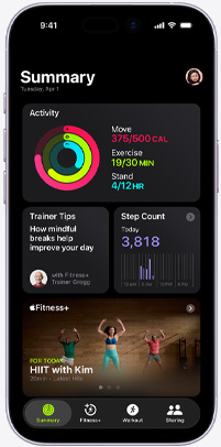 Die Apple Fitness+ App auf einem iPhone zeigt den Tab «Zusammenfassung» mit Aktivitätsringen, Trainingstipps, Schrittzahl und empfohlenen Fitness+ Workouts