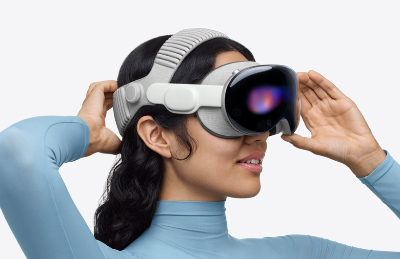 شخص يضع Apple Vision Pro على وجهه ويجلس على أريكة في غرفة الجلوس، وأمامه شاشة كبيرة إلى جانب شاشتين أصغر حجماً، وكل واحدة منها تعرض فعالية رياضية مختلفة. وفي أسفل الشاشة الكبيرة، تظهر نافذة اختيار كُتبت عليها عبارة إضافة المزيد