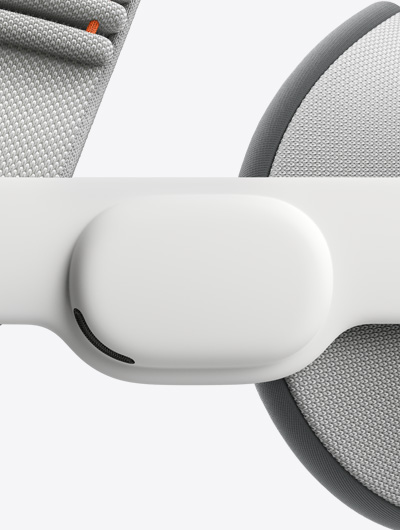 لقطة جانبية مقرّبة لجهاز Apple Vision Pro تعرض حزام الصوت