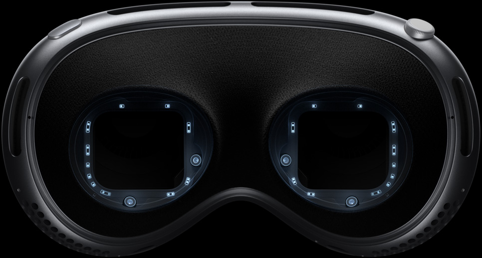 صورة للجانب الداخلي من Apple Vision Pro تبيّن وحدات الإضاءة LED والكاميرات التي تعمل بالأشعة تحت الحمراء وتتيح تتبّع العينين بدقة