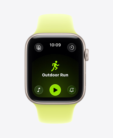 Apple Watch SE 3, casing aluminium, warna putih pucat metalik, olahraga Berlari di Luar terbuka, kontrol putar Apple Music di bagian bawah layar, Tali Jam Sport, warna kuning neon