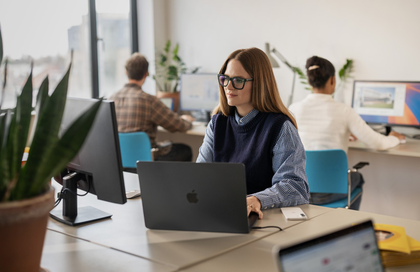 A equipa de marketing da Hello Vet usa o MacBook Pro para criar e colaborar.