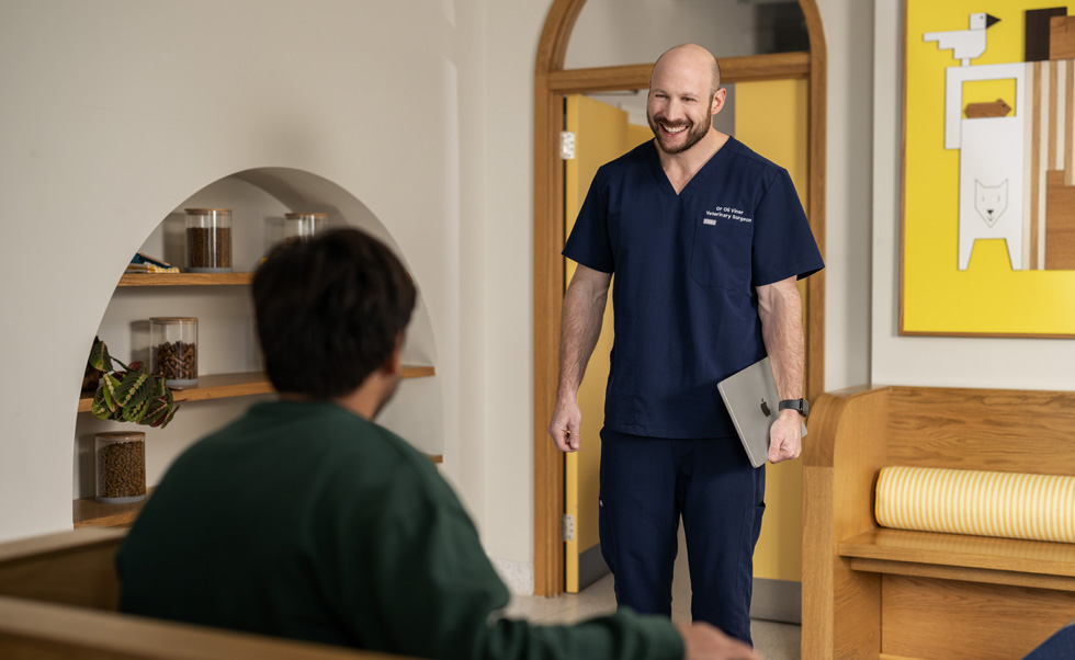 Com a leveza e potência necessárias, os médicos podem facilmente atender diferentes clientes com o MacBook Air.