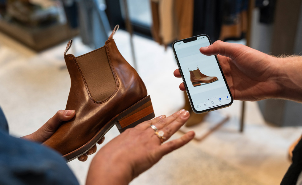 Um funcionário consulta o stock na app NewStore para iOS.