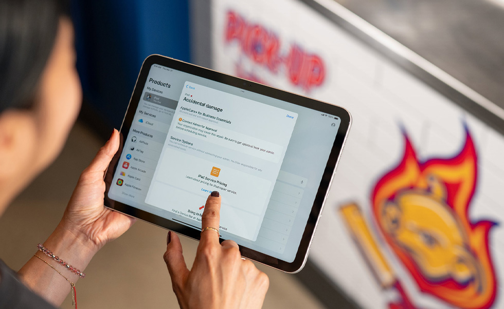 Một nhân viên yêu cầu sửa chữa bằng cách sử dụng AppleCare+ for Business Essentials.