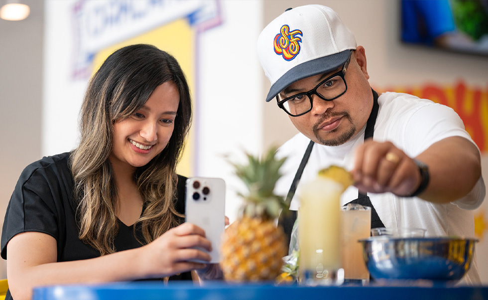 A equipa capta conteúdos envolventes no iPhone para partilhar com os clientes.