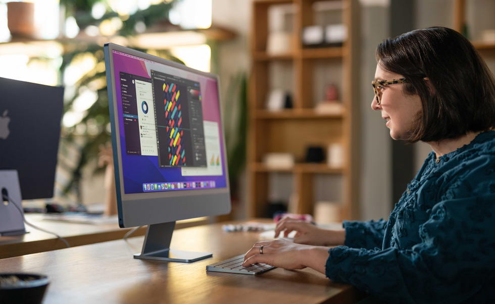 Uma designer cria designs personalizados no Mac.