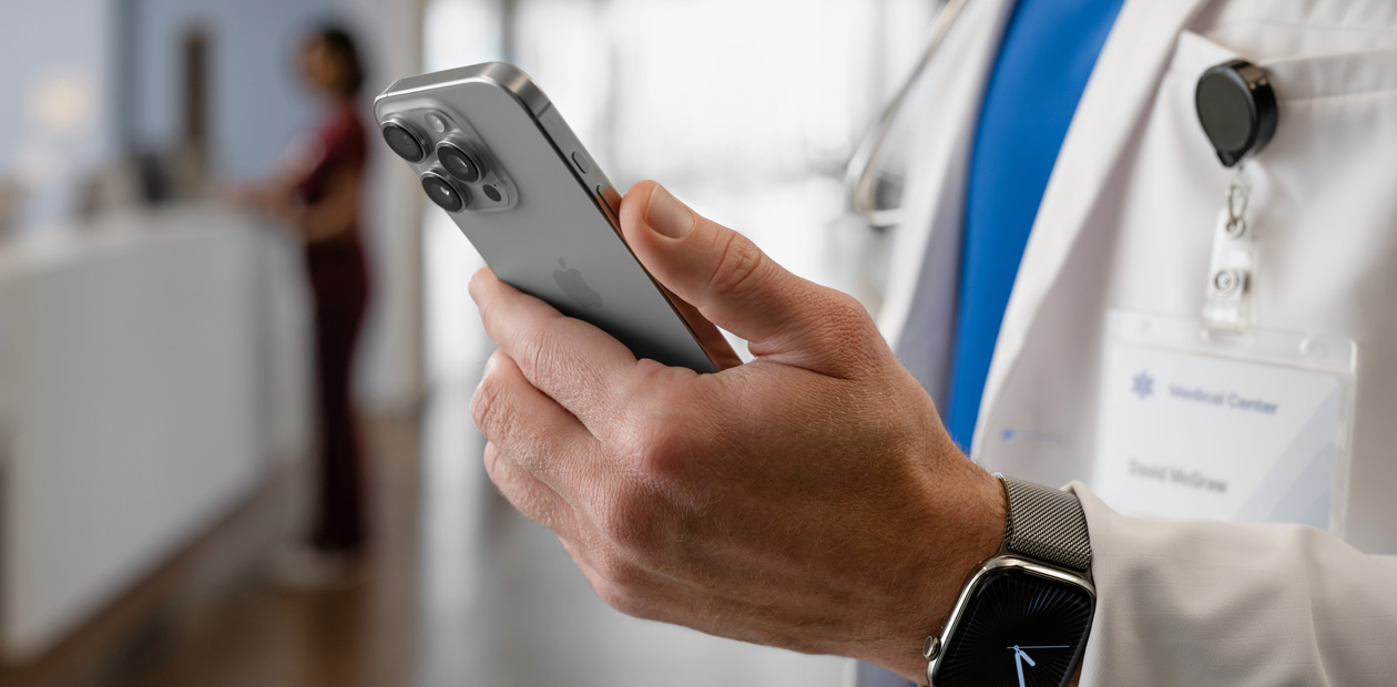 医師が手でiPhoneを持っている