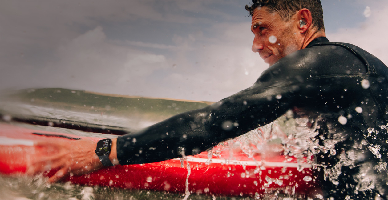 Homem surfando com o Apple Watch.