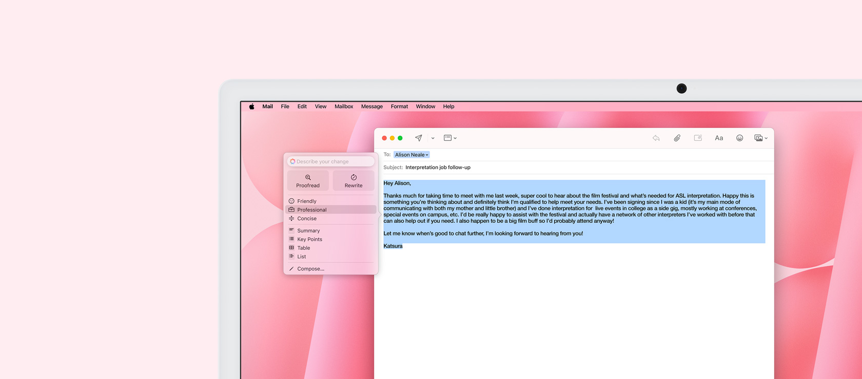 iMac 螢幕顯示郵件 app,展示書寫工具功能。電子郵件草稿反白顯示,一旁顯示專業語氣選項