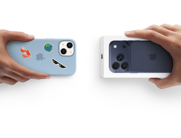 Nebeneinander angeordnet, eine Hand hält ein iPhone 13 im Silikon Case mit Aufklebern auf der Rückseite und eine weitere Hand, die einen neuen iPhone Karton für das iPhone 17 hält und die Inzahlungsnahme zeigt