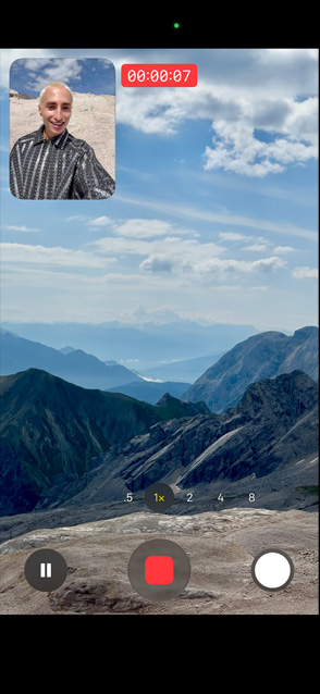 Pantalla frontal de un iPhone 17 Pro que muestra la funcionalidad de video con Captura Dual grabando un video con las cámaras frontal y trasera al mismo tiempo