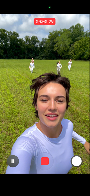 شاشة iPhone 17 Pro تعرض ميزة التقاط فيديو فائق الثبات أثناء تصوير فيديو لشخص يرقص وسط الريح