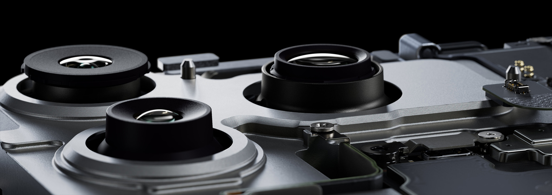 iPhone 17 Pro 內部，展示 4800 萬像素 Pro 融合相機系統，包括 4800 萬像素融合主相機、4800 萬像素融合超廣角相機和 4800 萬像素融合長焦距相機