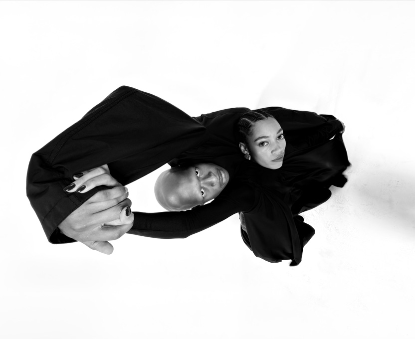 一張雙人合影的廣角黑白照，展示 iPhone 17 Pro 上超廣角相機的拍攝能力