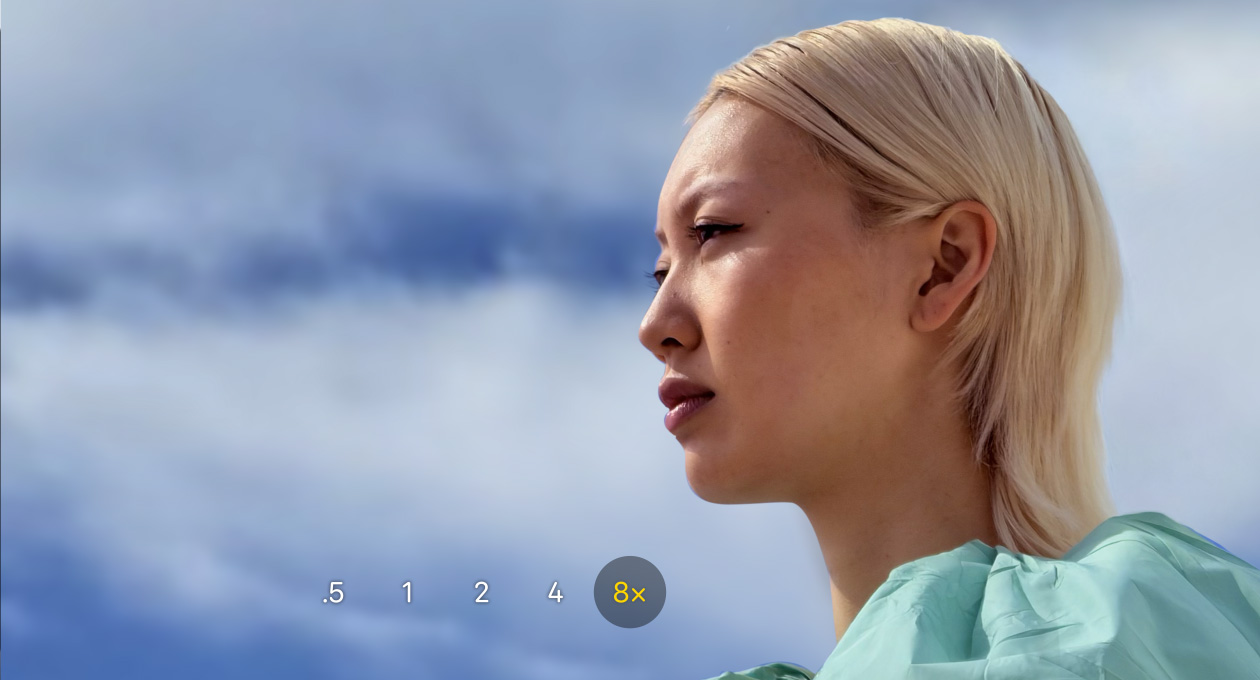 iPhone 17 Pro 相機 app 畫面，包含 0.5 倍、1 倍、2 倍、4 倍和 8 倍光學變焦選項，其中已選取 8 倍