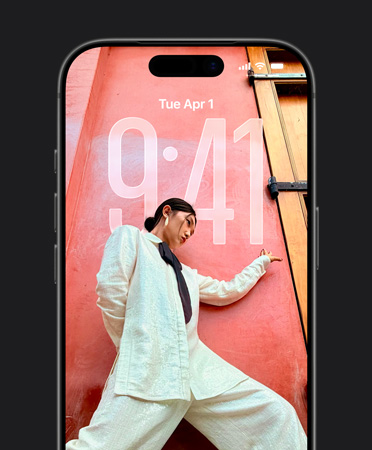 iPhone 鎖定畫面展示因應鎖定畫面相片而自動調整的時間