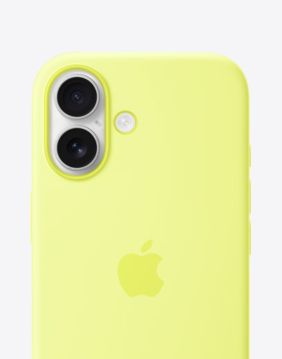 جهاز iPhone 17، الجزء الخارجي الخلفي مع حافظة سيليكون بلون أصفر، نظام كاميرا Fusion في الزاوية العلوية اليسرى، شعار Apple في الوسط