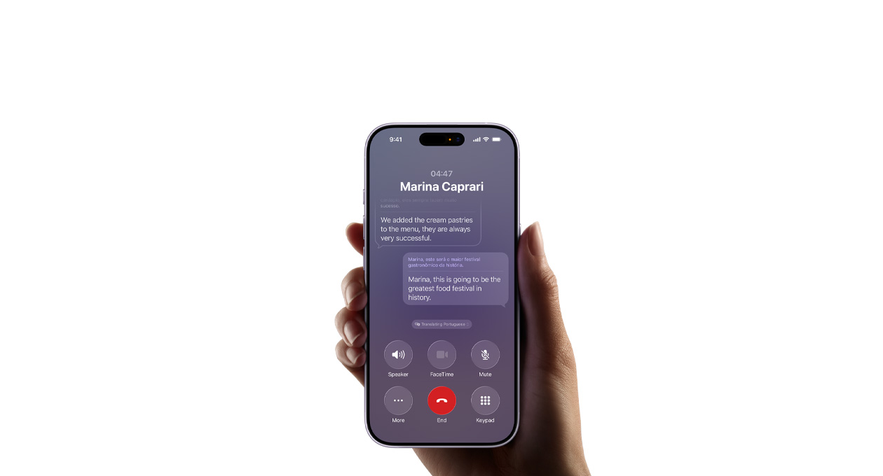 يد تحمل جهاز iPhone 17 يعرض ميزة الترجمة المباشرة في Apple Intelligence