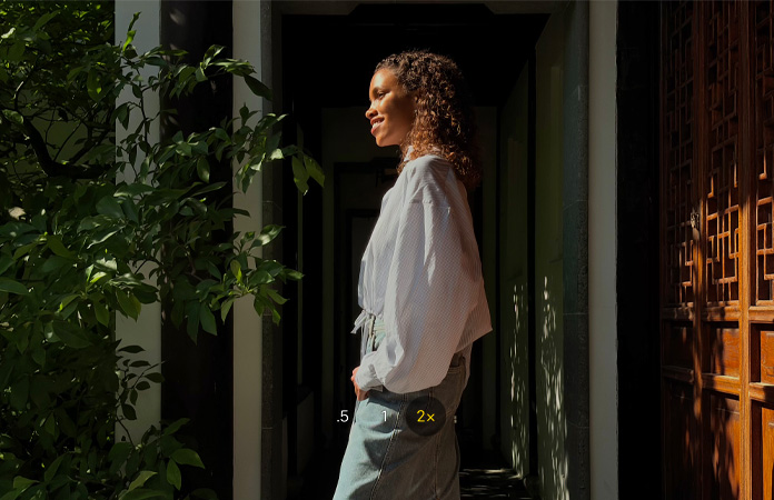 使用 2 倍長焦距相機功能拍攝的女士單人照