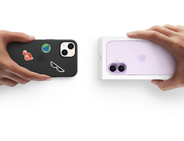 一隻手拿著用於換購的 iPhone 13，換取另一隻手中的盒裝全新 iPhone 17；其中 iPhone 13 裝著矽膠保護殼，機身背面貼著貼紙