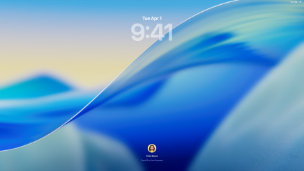 三款 Mac 機型,機身正面朝前;左側是銀色 16 吋 MacBook Pro,螢幕上的電話 app 顯示最近的聯絡人;中間是藍色 24 吋 iMac,螢幕展示 macOS Tahoe 背景圖片;右側是午夜色 13 吋 MacBook Air,螢幕展示桌面上的 Spotlight 搜尋,以及採用 Liquid Glass 設計的 Dock,和行事曆、時鐘與天氣等各種小工具