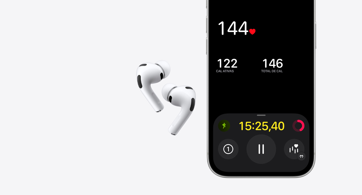 AirPods Pro 3 e estojo de recarga MagSafe (USB-C) na cor branca, metade inferior da tela do iPhone 17 Pro com o app Fitness e a medição de frequência cardíaca