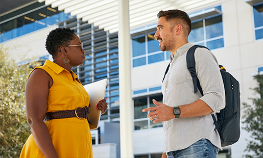 Marc kävelee hymyillen kantaen selässään reppua.