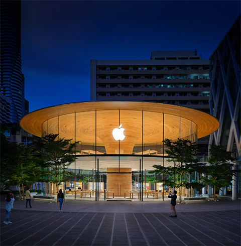 Imagen nocturna del exterior de un Apple Store.
