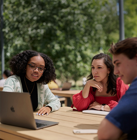 Pequeño grupo de estudiantes en prácticas de Apple trabajando en un Caffè Macs.