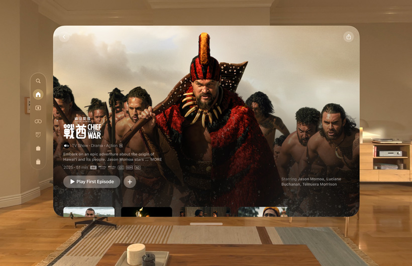 Apple Vision Pro 上的 Apple TV+ 體驗在客廳中展現,畫面顯示 Apple TV+ 劇集《戰酋》(Chief of War) 的靜態影像