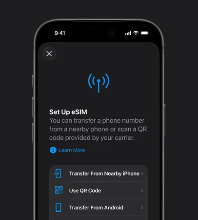 iPhone 17 Pro 的正面外觀,展示使用設定流動網絡功能,透過 eSIM 輕鬆轉移電話號碼